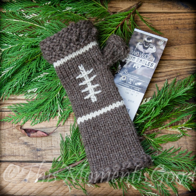 LOOM KNIT FINGERLESS MITTS PATTERN. FOOTBALL THEMED MITTS PATTERN