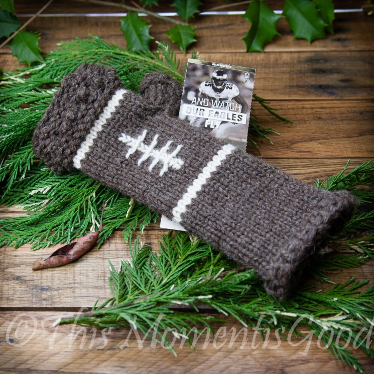 LOOM KNIT FINGERLESS MITTS PATTERN. FOOTBALL THEMED MITTS PATTERN