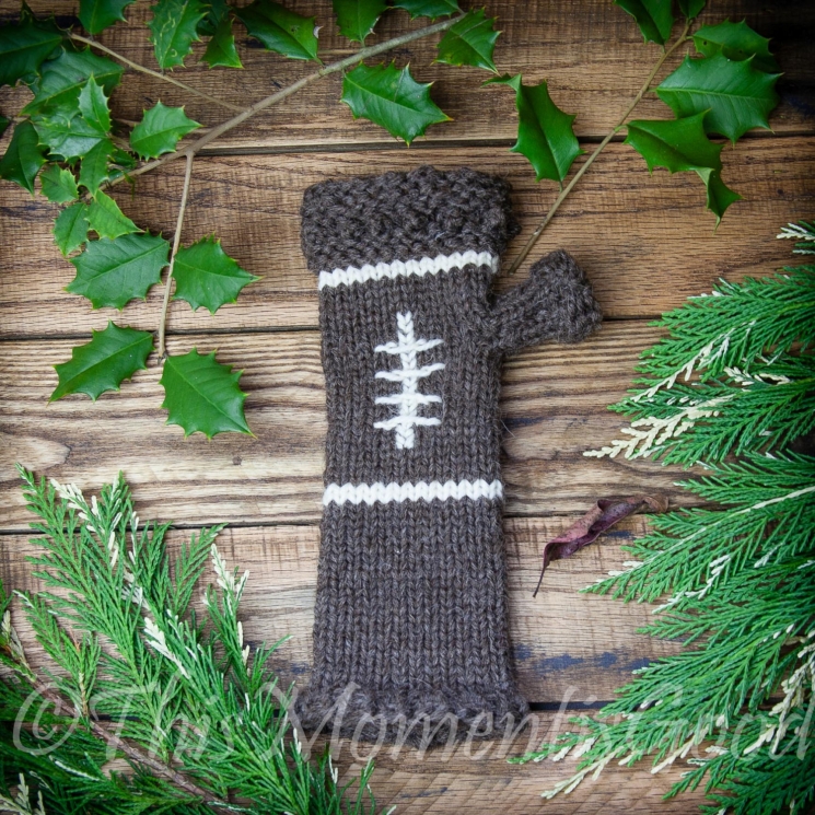 LOOM KNIT FINGERLESS MITTS PATTERN. FOOTBALL THEMED MITTS PATTERN