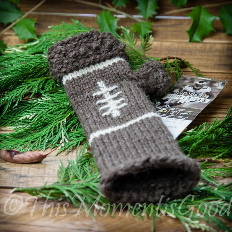 LOOM KNIT FINGERLESS MITTS PATTERN. FOOTBALL THEMED MITTS PATTERN