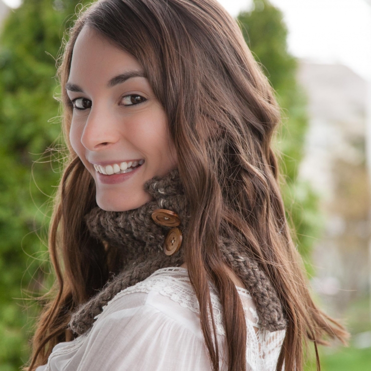 Loom Knit Cowl Pattern. Loom Knit Chunky Knit Cowl with button closure and eyele