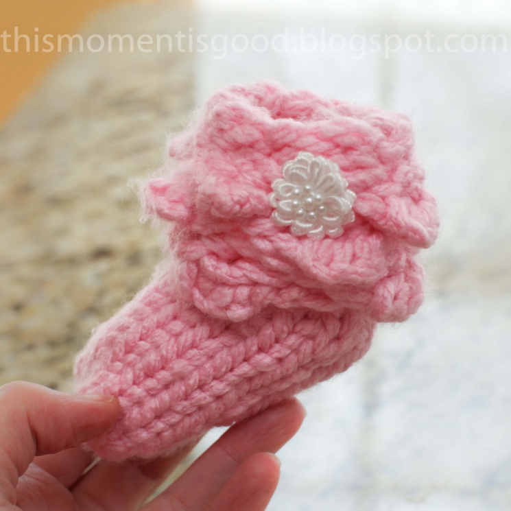 LOOM KNIT SCALLOP, CROCODILE STITCH BABY BOOTIE PATTERN