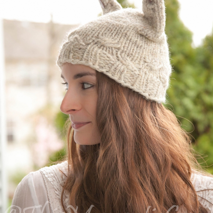 LOOM KNIT CAT HAT PATTERN. THE CABLED KITTY HAT WITH BUTTON EARS PATTERN
