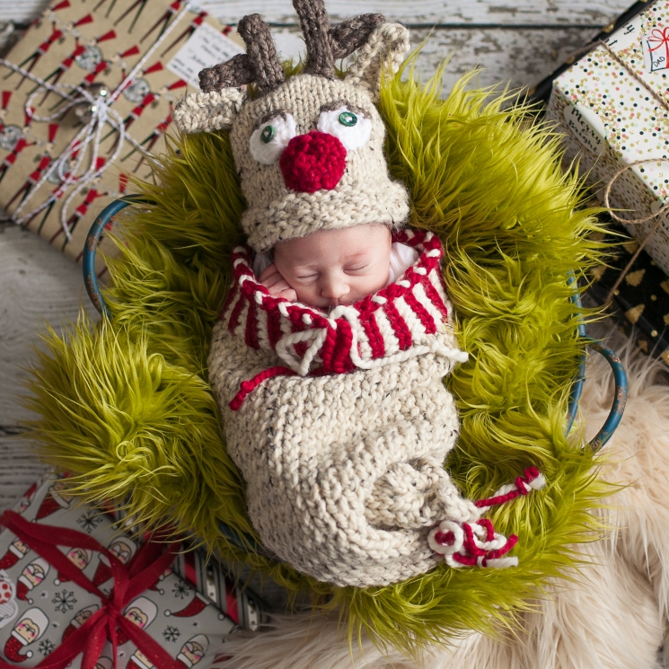 Loom Knit Christmas Cocoon And Reindeer Hat Pattern For Newborn Baby.