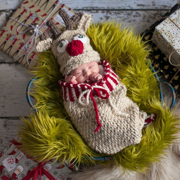 Loom Knit Christmas Cocoon And Reindeer Hat Pattern For Newborn Baby.