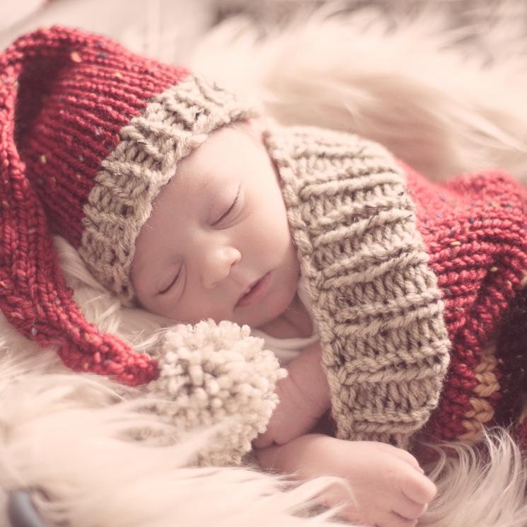 Loom Knit Christmas Cocoon And Santa Hat Pattern For Newborn Baby.