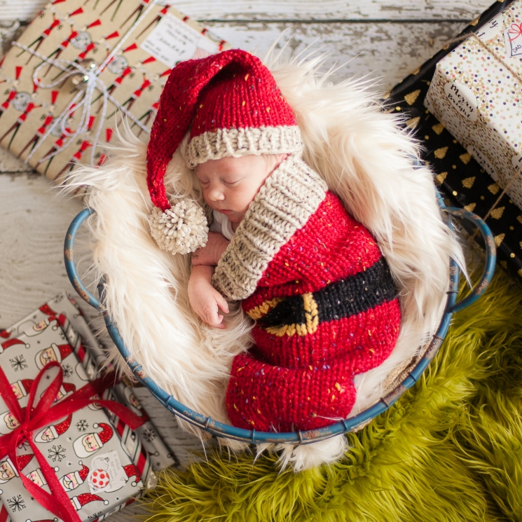 Loom Knit Christmas Cocoon And Santa Hat Pattern For Newborn Baby.