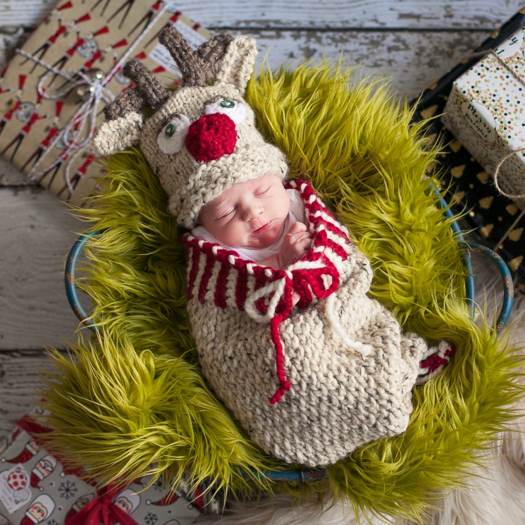 Loom Knit Christmas Cocoon And Reindeer Hat Pattern For Newborn Baby.