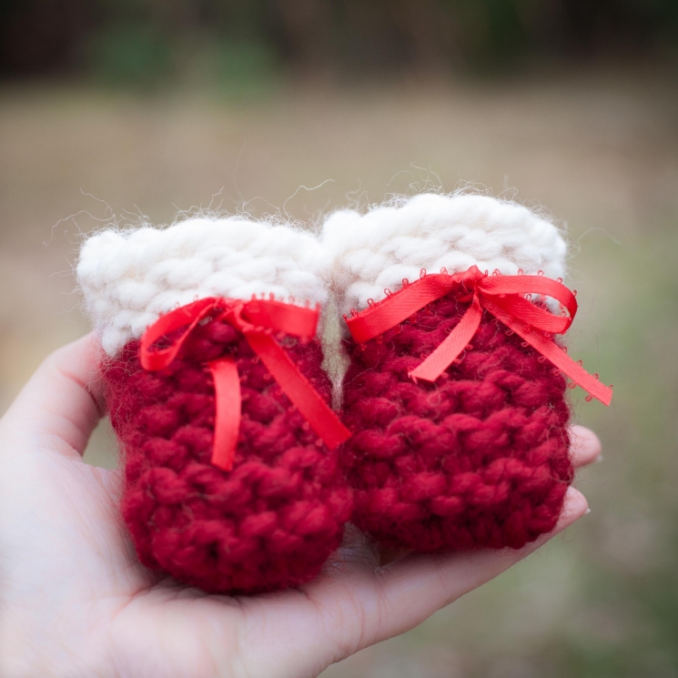 Loom knit baby bootie pattern, knit baby shoes, beginner