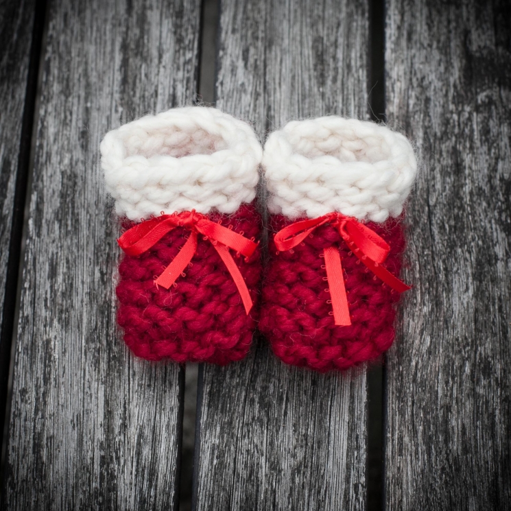 Loom knit baby bootie pattern, knit baby shoes, beginner