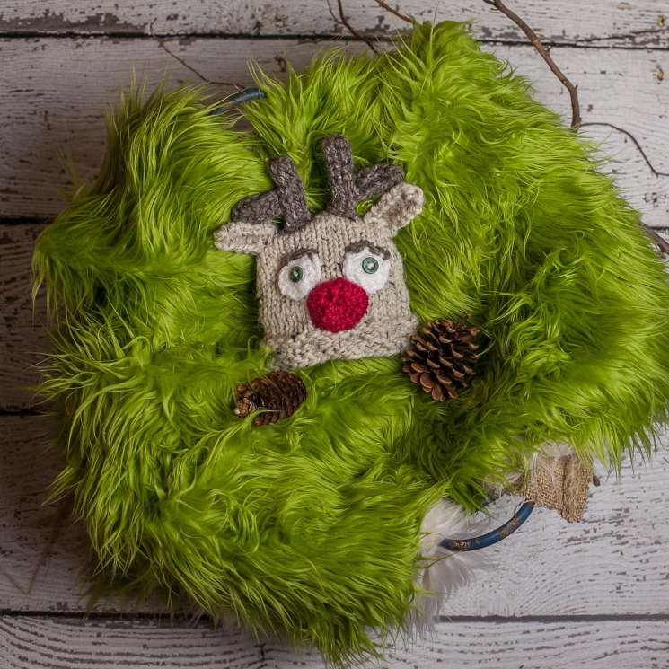 Loom Knit Christmas Cocoon And Reindeer Hat Pattern For Newborn Baby.