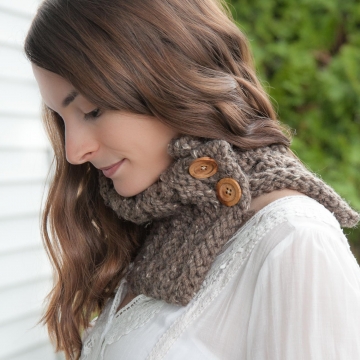Loom Knit Cowl Pattern. Loom Knit Chunky Knit Cowl with button closure and eyele
