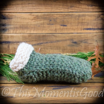 LOOM KNIT SLIPPER WITH CABLE PATTERN. CLOG STYLE UNISEX SLIPPER PATTERN