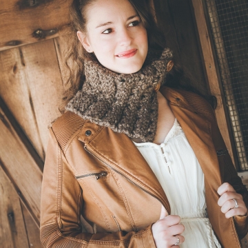 Loom Knit Cowl Pattern. Loom Knit Chunky Knit Cowl with button closure and eyele