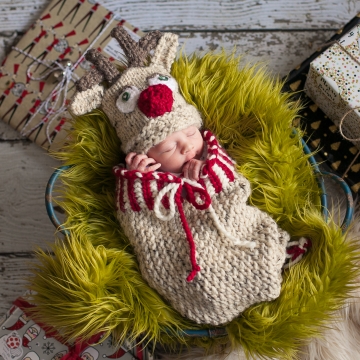 Loom Knit Christmas Cocoon And Reindeer Hat Pattern For Newborn Baby.