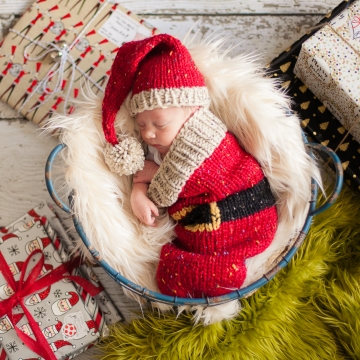 Loom Knit Christmas Cocoon And Santa Hat Pattern For Newborn Baby.