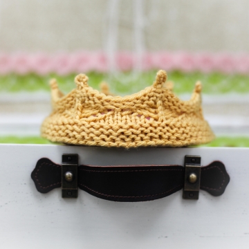 Loom Knit Crown Headband Pattern For Newborns/Babies.