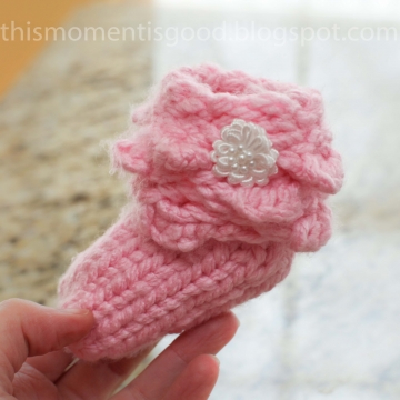 Loom Knit Scallop Baby Bootie PATTERN. Similar to Crocodile Stitch! Fits Newborn to 6 month. Adorable gift idea! PATTERN ONLY!!! Loom Knit Scallop Baby Bootie PATTERN. Similar to Crocodile Stitch! Fits Newborn to 6 month. Adorable gift idea! PATTERN ONLY!!!