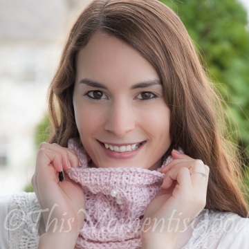 Loom Knit Lace Cowl/ Neckwarmer PATTERN. Perfect for a little girl or a woman who loves delicate things. Very Feminine.